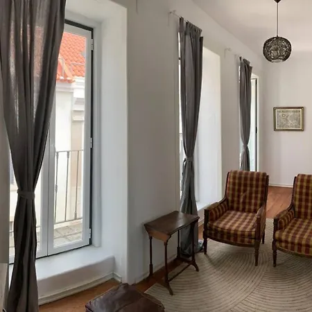 Lägenhet Cozy Apt. 10 Min. Walking Distance From Downtown. Lisboa